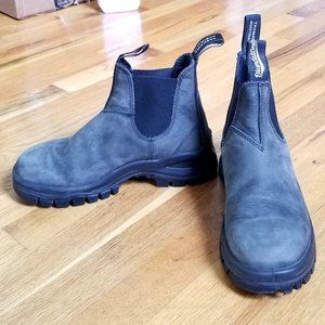 Blundstones: WOMEN'S LUG CHELSEA BOOTS - RUSTIC BLACK